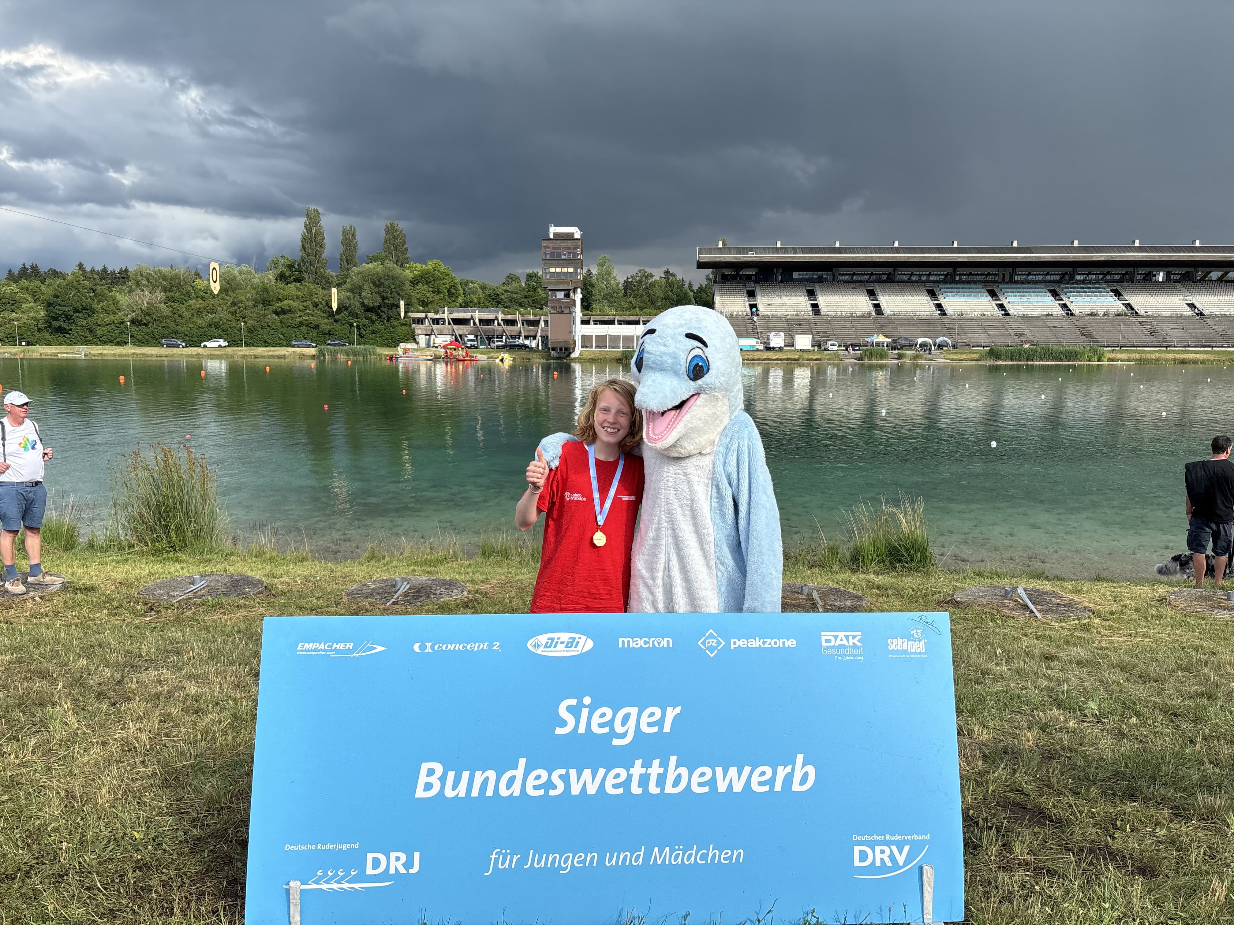 Henri Scholz vor der Regattastrecke in Oberschleißheim – nach seinem Laufsieg beim Bundeswettbewerb 2025