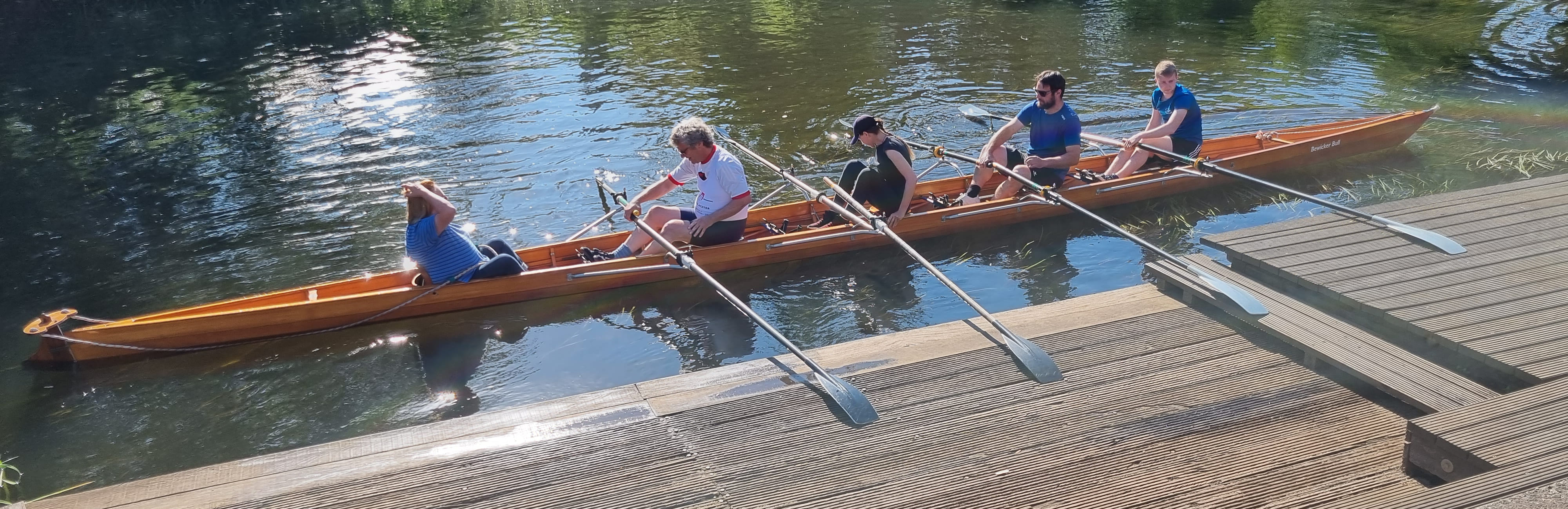 Ein vollbesetzter Gig-Vierer mit Steuermann bereitet sich auf die Abfahrt vor.